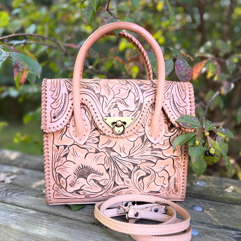 Bolso de piel repujada a mano “MINI ROMMY” – Bolso de médico mexicano estilo western, bolso de hombro de vaquera, bolso boho de piel repujada, bolso de piel marrón Nude Floral