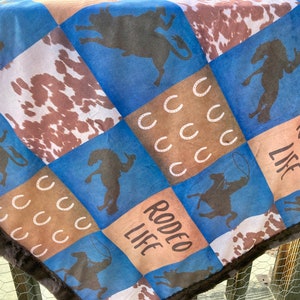 Cobertor personalizado Rodeo Minky. Roupa de cama macia de cowboy feita sob encomenda. Manta de peão de touro. Presente para bebê, criança ou adulto. Vida de rodeio azul.