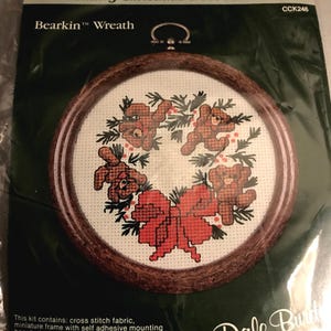 Dale Burdette Borduurpakket Bearkins-krans - teddyberen, kerstmis, decoraties, vakantie, feestelijk, hulst, den, beer, vlinderdas