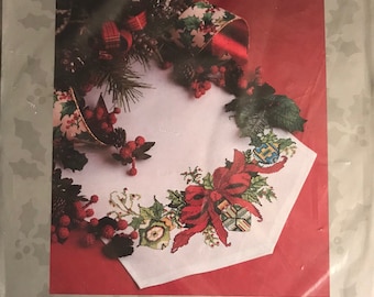 Candemar Designs Inc. - Something Special Table Decor "Old fashioned ornaments" Tablerunner kit 50612. Finished size 13" x 28".