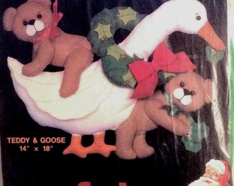 Teddy & Goose Holiday wall hanging