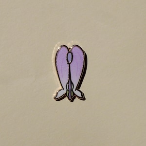 Pode incluir: Um broche de esmalte roxo em forma de flor, com um caule verde e um contorno dourado.