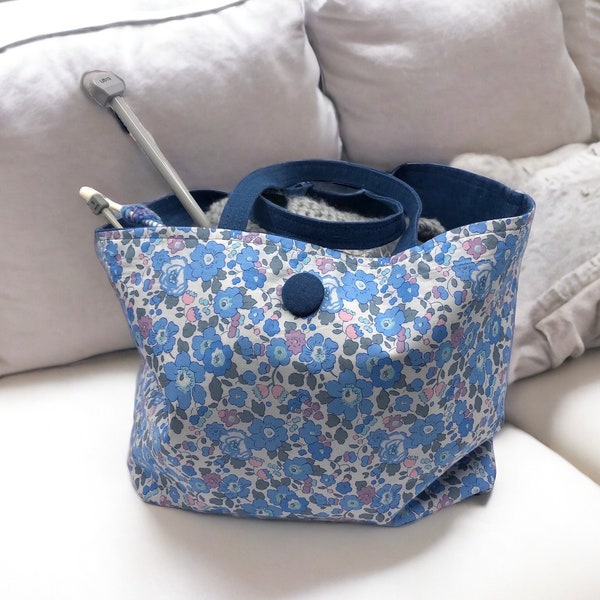 Conception Betsy | bleu | sac de projet| tricot| réversible| Tissu Liberty of London | Cadeau fête des mères | Betsy bleue| fait main | Cadeau pour ados