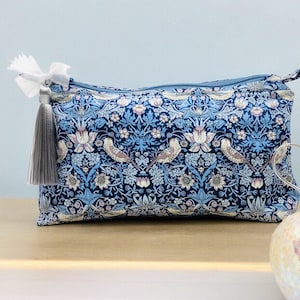 Ladrão de morango com zíper | William Morris| presente| Bolsa azul| Liberty of London | Bolsa prática| presente para ela| item feito à mão | presente de dia das mães|
