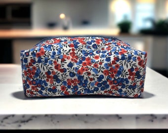 Liberty fabric zipper pouch| make up bag| pencil case| valentines gift| Liberty of London| gift for her| Mother's day| handmade |boxy shape