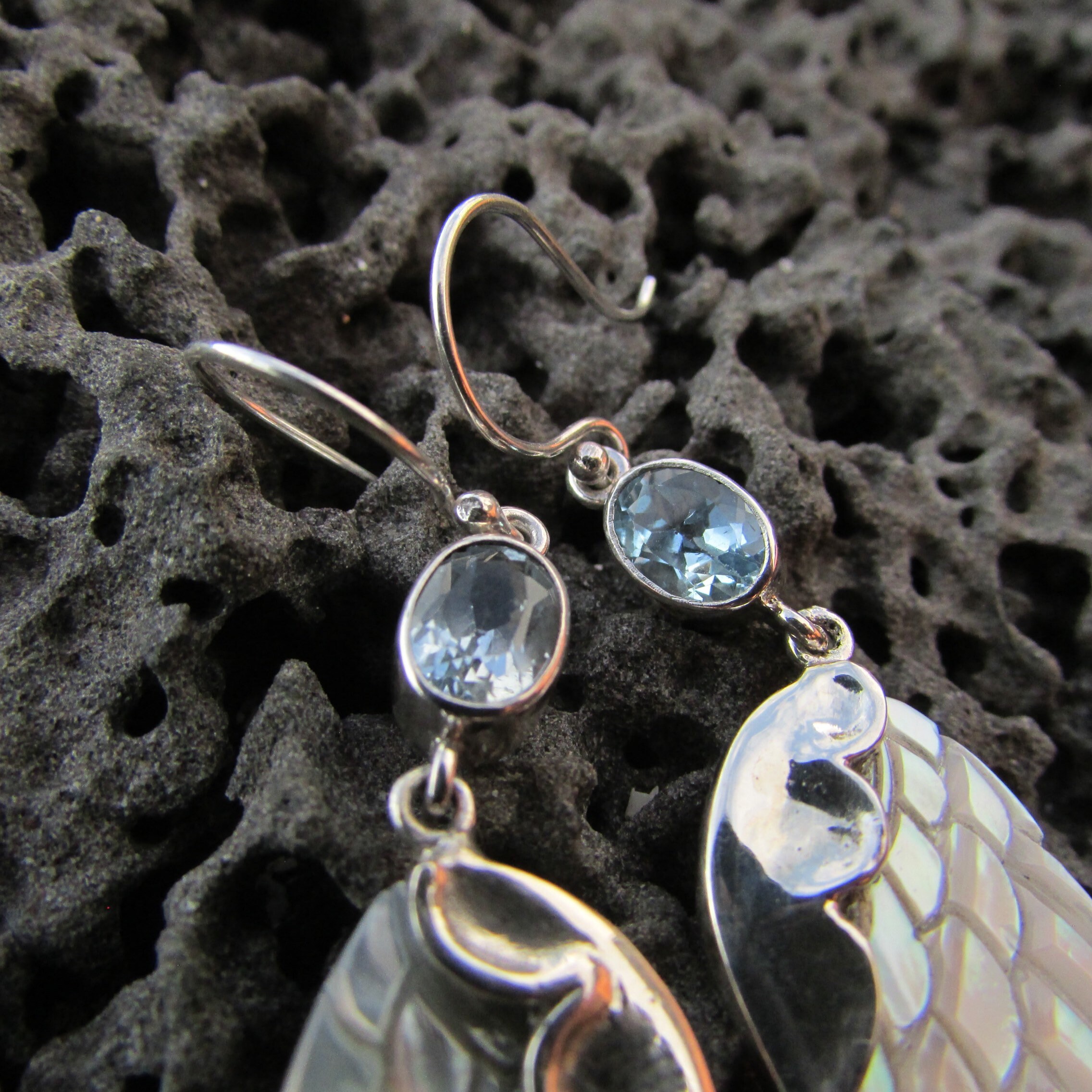 Boucles D’oreilles Ailes D’ange En Nacre Et Argent – Avec Strass Bleu, Dormeuses, Style Féminin Et Poétique
