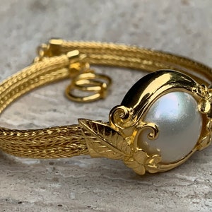 18K Gold Vermeil Plumeria Blumen Armband. Weiße Mabe Perle.