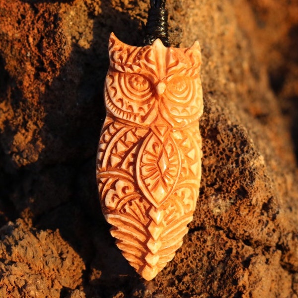 Pendentif collier hibou polynésien hawaïen. Conception maorie. Os sculpté. Cordon réglable.