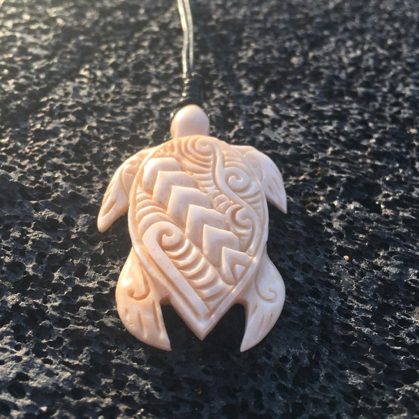 Collier polynésien en forme de tortue sculptée dans les os (honu hawaïen). Cordon de longueur réglable.