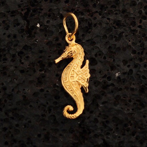 Collier pendentif hippocampe en or vermeil 18 carats.