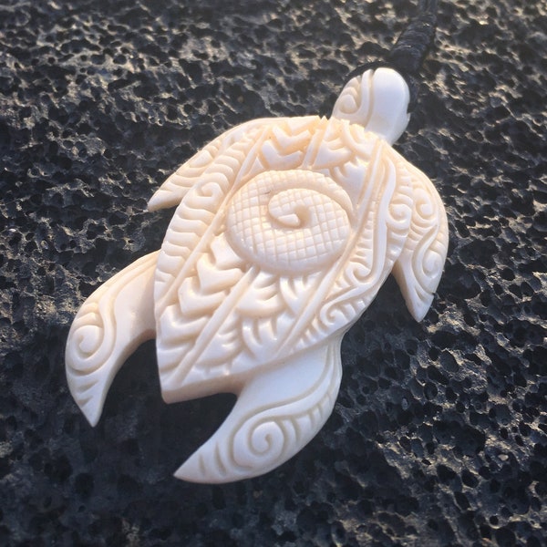 Collier polynésien en forme de spirale en forme de tortue sculptée dans les os (honu hawaïen). Cordon de longueur réglable.