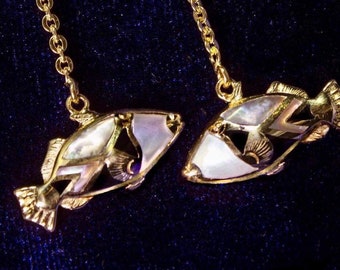 Pendientes Humuhumunukunukuapua’a (pez ballesta), pez del estado de Hawái. Oro vermeil de 18 k, plata, nácar.