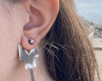 Orecchini a bottone unici fatti a mano in argento con effetto 3D geometrico e ossidato