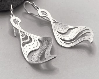 Modern engraved and 3D effect silver drop shaped earrings