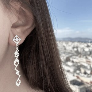 Moderne lange abstrakte und geometrische Statement Silber Ohrringe