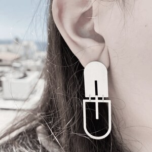Lange und geometrische Statement handgefertigte Silberohrringe im architektonischen Stil