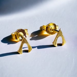 Orecchini a bottone in argento unisex fatti a mano a triangolo oro