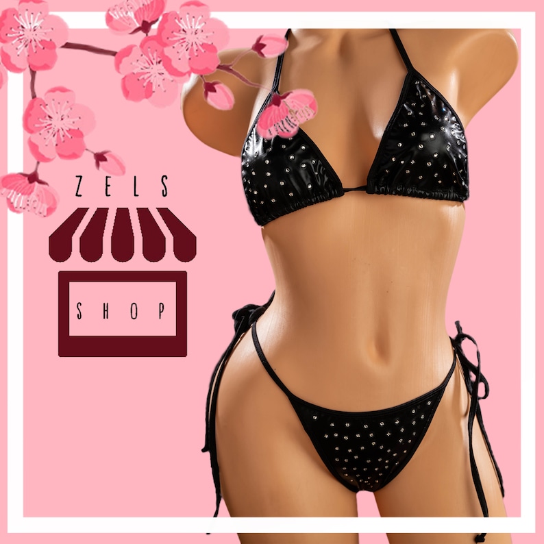 Puede incluir: Bikini negro con pedrer&iacute;a. La parte de arriba es de estilo triangular y la parte de abajo es de corte atrevido. El bikini est&aacute; en un maniqu&iacute; sobre un fondo rosa.