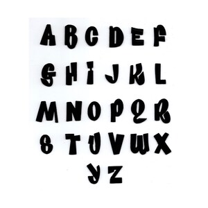 Op de afbeelding: Zwarte alfabetletters in een vet, gestileerd lettertype. De letters zijn gerangschikt in rijen, beginnend met A, B, C, D, E, F en doorlopend door het alfabet.