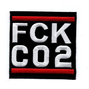 Könnte beinhalten: Schwarzer und roter gestickter Aufnäher mit dem Text "FCK CO2" in Weiß.