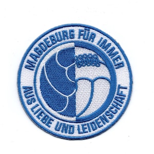 Könnte beinhalten: Ein weiß-blauer gestickter Aufnäher mit dem Text "Magdeburg für immer aus Liebe und Leidenschaft". Der Aufnäher zeigt einen stilisierten Fußball.