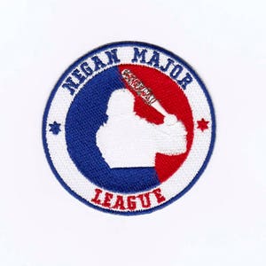 Op de afbeelding: Een witte, blauwe en rode geborduurde patch met een silhouet van een honkballer die een knuppel vasthoudt. De tekst "Negan Major League" staat rond de rand van de patch.