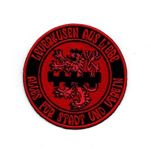Könnte beinhalten: Roter und schwarzer gestickter Aufnäher mit einem Löwen und dem Text "Leverkusen aus Liebe, Alles fur Stadt und Verein".