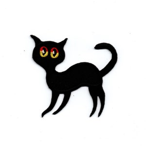 Peut inclure: Applique de chat en feutre noir avec des yeux jaunes et rouges.