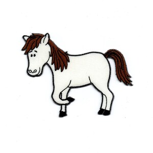 Peut inclure: Patch thermocollant de style dessin animé représentant un cheval blanc avec une crinière et une queue brunes.