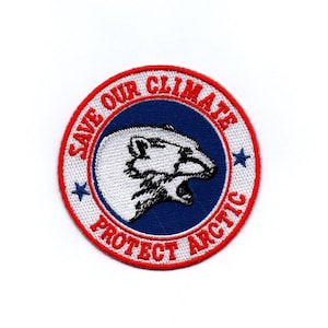 Könnte beinhalten: Ein gestickter Aufnäher mit einem Eisbären und dem Text "Save Our Climate Protect Arctic". Der Aufnäher ist rot, weiß und blau.