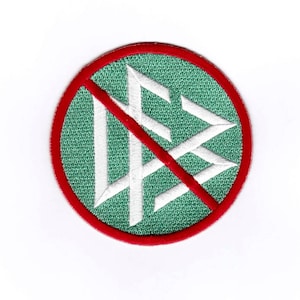 Puede incluir: Un círculo rojo con una línea diagonal blanca que lo atraviesa, sobre un fondo verde. El círculo tiene un símbolo blanco en el interior, que se asemeja a un copo de nieve estilizado.