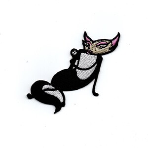 Könnte beinhalten: Schwarz-weiß gestickter Bügel-Patch mit einem Cartoon-Katzenmotiv mit rosa Ohren und weißem Gesicht. Die Katze sitzt mit gekreuzten Beinen und dem Schwanz um den Körper gewickelt.