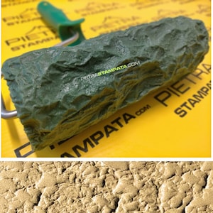 May include: A green textured roller with the text "PETRASTAMPATA.COM" and "AMPATA.COM PIETRA STAMPA" on it. The roller is used to create a stone-like texture on surfaces.