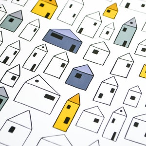 Op de afbeelding: Een witte achtergrond met een patroon van verschillende gekleurde huizen. De huizen zijn allemaal in verschillende vormen en maten, en sommige hebben ramen en deuren. De kleuren van de huizen omvatten geel, blauw en grijs.