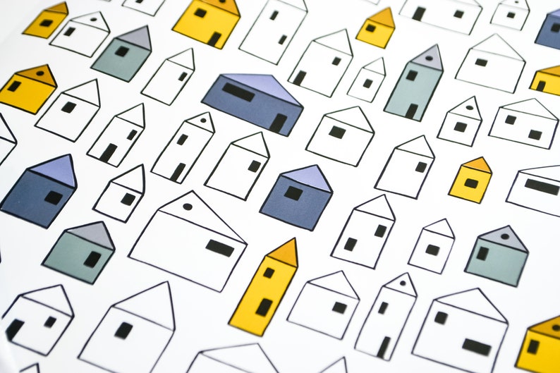 Op de afbeelding: Een witte achtergrond met een patroon van verschillende gekleurde huizen. De huizen zijn allemaal in verschillende vormen en maten, en sommige hebben ramen en deuren. De kleuren van de huizen omvatten geel, blauw en grijs.