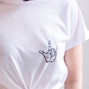 Unisex Liebe Gebärdensprache T Shirt, minimalistische T Shirt, gehörlose Gemeinschaft asl Lehrer Geschenk, taube Bewusstsein Gebärdensprache Shirt Geschenk, slp Shirt