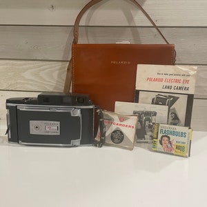Macchina fotografica Polaroid vintage e custodia in pelle