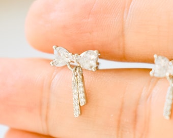 Boucles d'oreilles pendantes élégantes en forme de nœud • Bijoux délicats en cristal taillé en poire • Cadeau minimaliste et étincelant pour elle