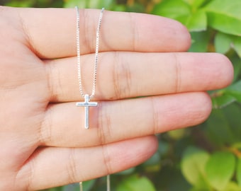 Petite croix pendentif chaîne en argent sterling cadeau unisexe pour petite amie petit ami bijoux Royaume-Uni collier religieux conception simple
