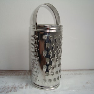 Vintage metal round grater - Cheese shredder - Kitchen round grater - Cheese grater - Retro Kitchen Utensils - Old Tin Grater