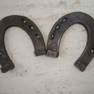 Vintage zwei Hufeisen, Metall Hufeisen, Glücks hufeisen, Glückspferd Schuh, Haus Wärme Geschenk, Lot von 2