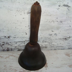 Campana vintage, campana escolar de metal antiguo con mango de madera
