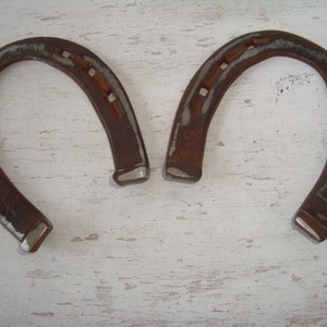 Vintage zwei Hufeisen, Metall Hufeisen, Glücks hufeisen, Glückspferd Schuh, Haus Wärme Geschenk, Lot von 2
