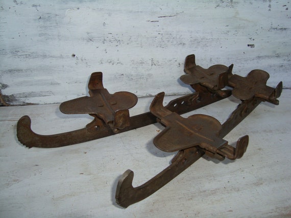 Metal ice skates , metal ice skates , Vintage rusty skates , Man cave ,  Collector sports ,  Rustic ice skates