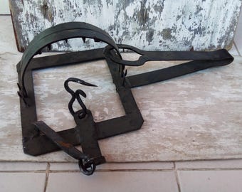 Bear trap. Trap used for bears. Vintage trap for all kinds of animals. A real, robust and reliable hand forged trap.No USA shipping