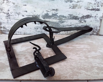 Bear trap. A real trap. Trap used for bears. Vintage trap for all kinds of animals. A real, robust and reliable hand forged trap.