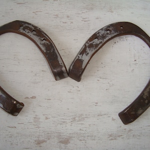 Vintage zwei Hufeisen, Metall Hufeisen, Glücks hufeisen, Glückspferd Schuh, Haus Wärme Geschenk, Lot von 2