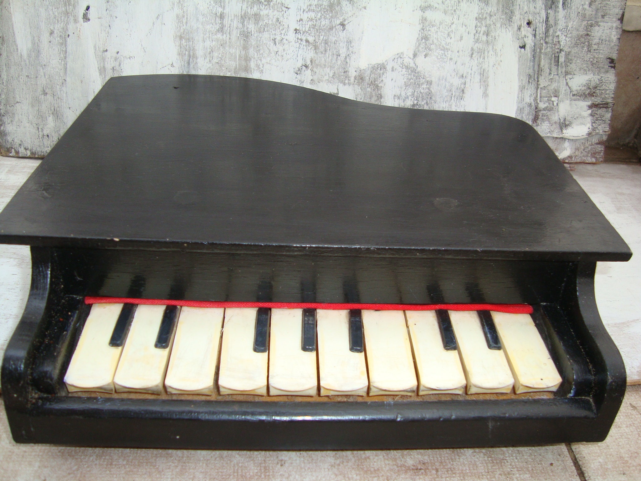 Piano jouet années 50 en bois peint - Rêve de Brocante