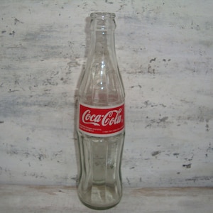 Zabytkowa butelka Coca-Cola 1997, wyprodukowana w Bułgarii, dekoracja baru, etykieta cyrylica, butelka kolekcjonerska