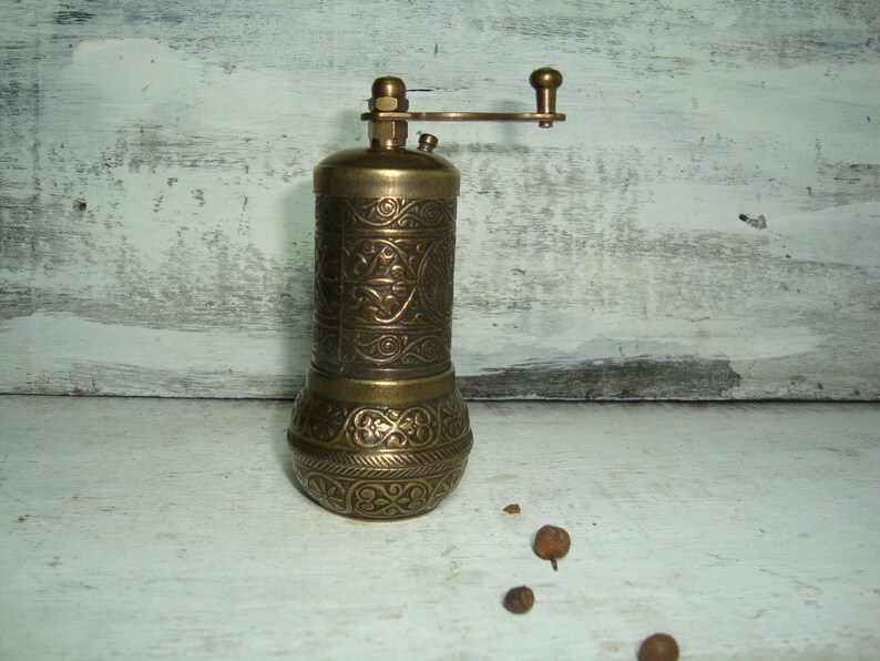 Gift Vintage Peppermill Salt and pepper grinders pepper shakers Pepper